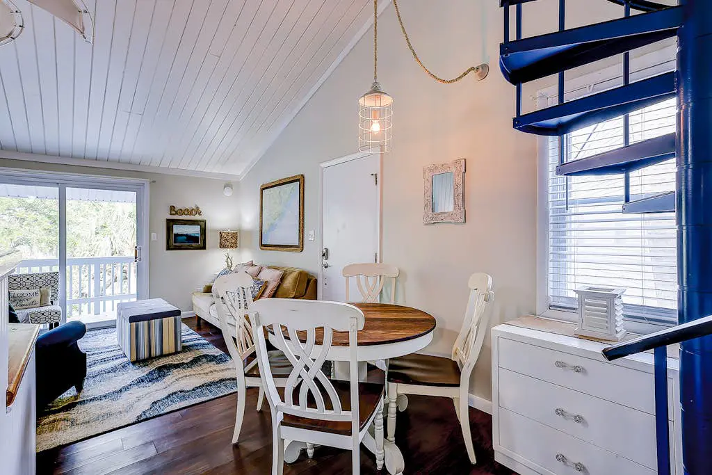 Edisto Island condo with private balcony, AC, & washer/dryer - near beach