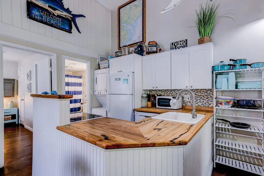 Edisto Island condo with private balcony, AC, & washer/dryer - near beach