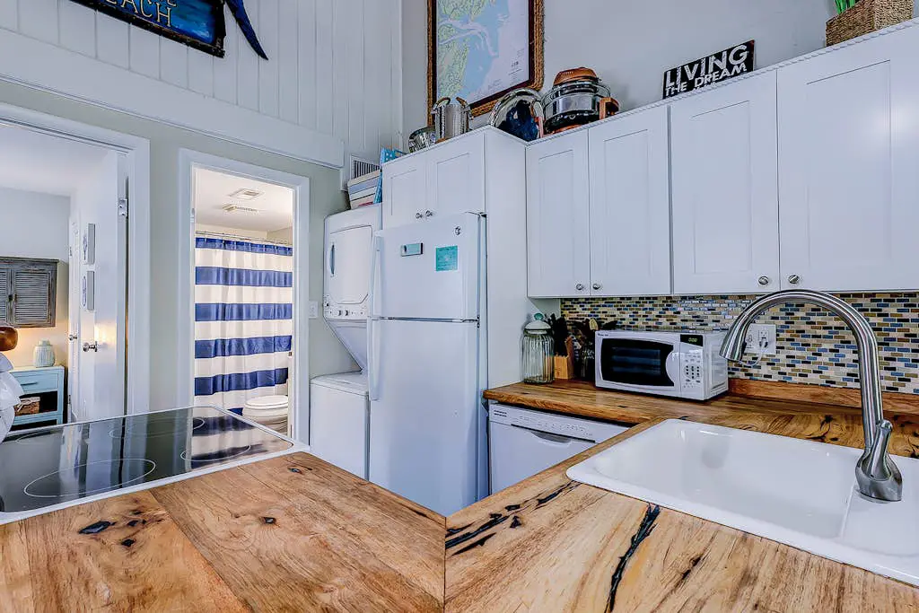 Edisto Island condo with private balcony, AC, & washer/dryer - near beach