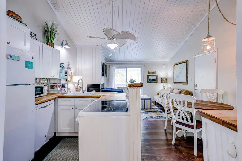 Edisto Island condo with private balcony, AC, & washer/dryer - near beach