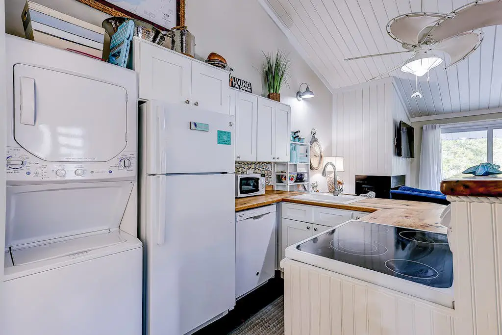 Edisto Island condo with private balcony, AC, & washer/dryer - near beach