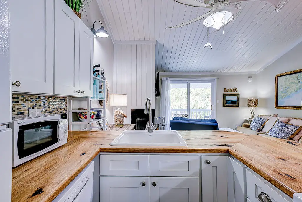 Edisto Island condo with private balcony, AC, & washer/dryer - near beach