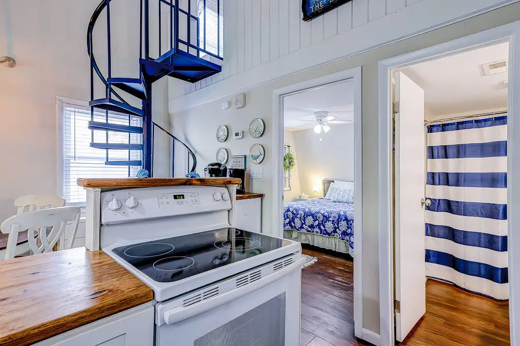 Edisto Island condo with private balcony, AC, & washer/dryer - near beach