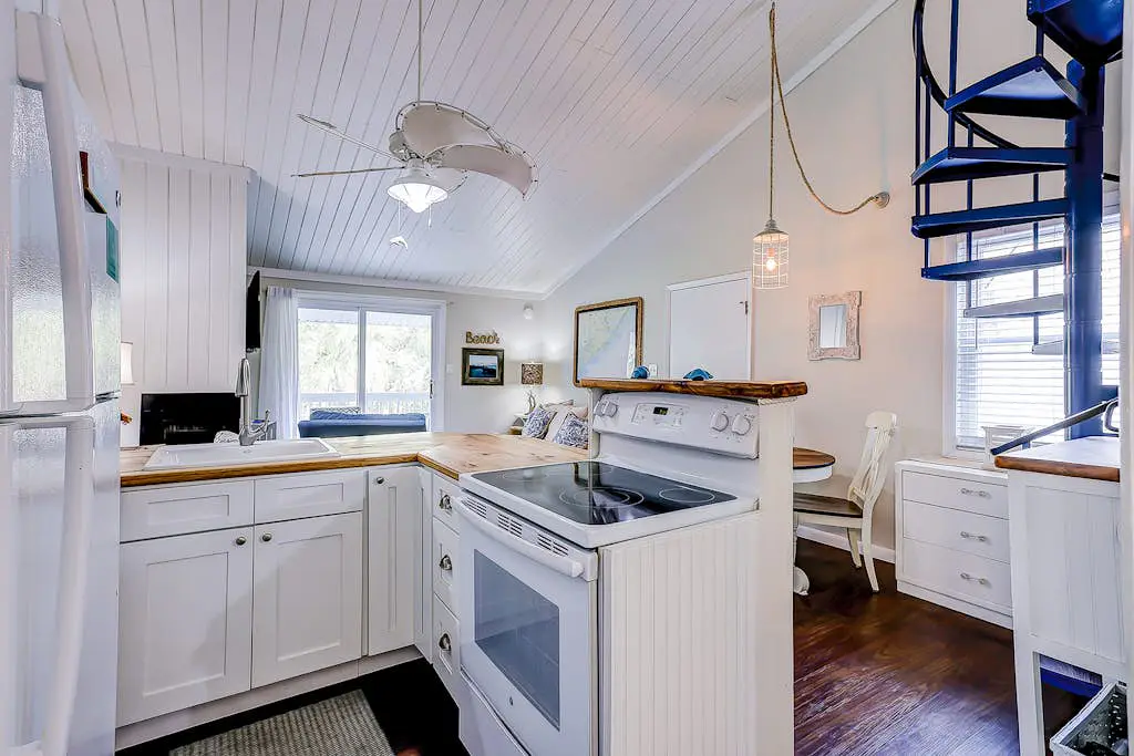 Edisto Island condo with private balcony, AC, & washer/dryer - near beach