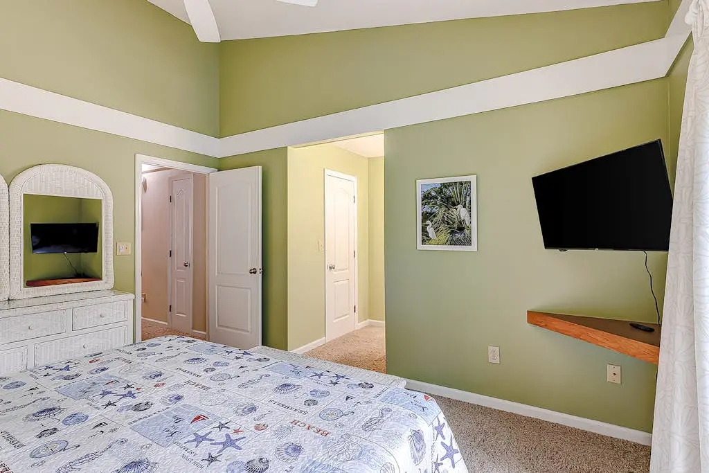 Coastal townhome with riverfront views, deck, & W/D - pool and athletic courts