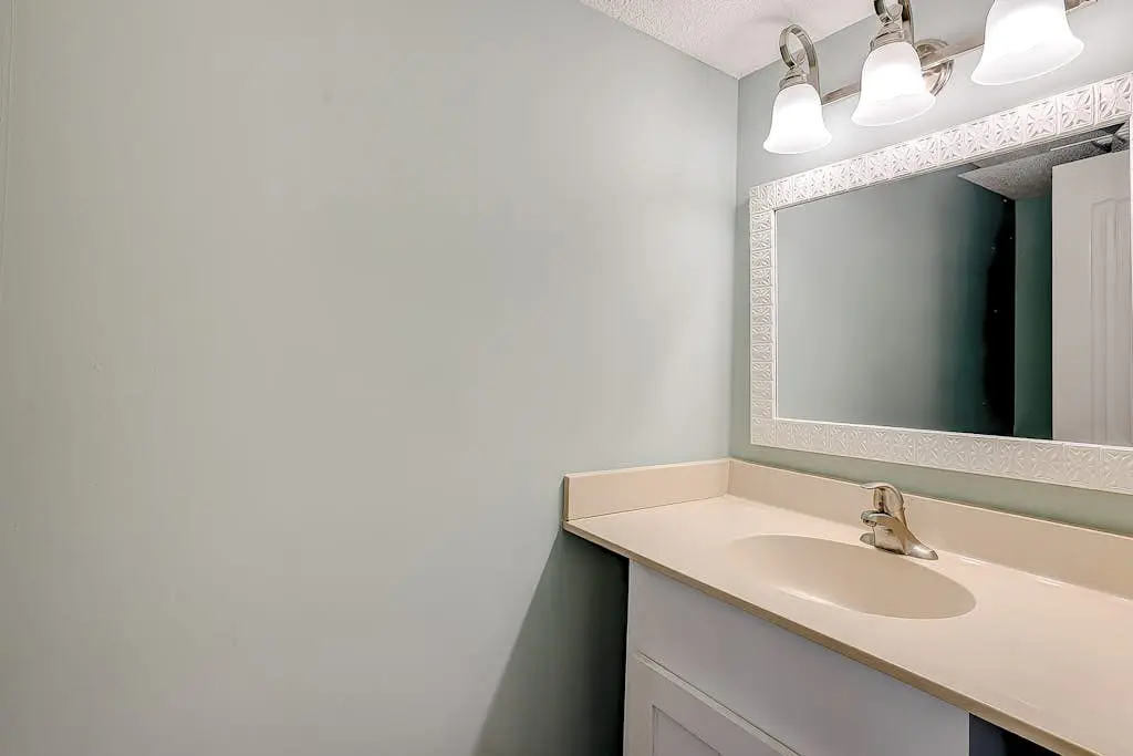 Coastal townhome with riverfront views, deck, & W/D - pool and athletic courts