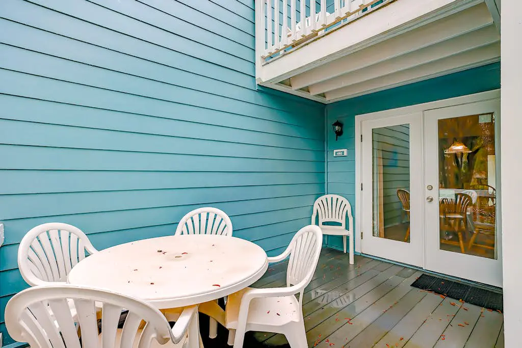 Coastal townhome with riverfront views, deck, & W/D - pool and athletic courts