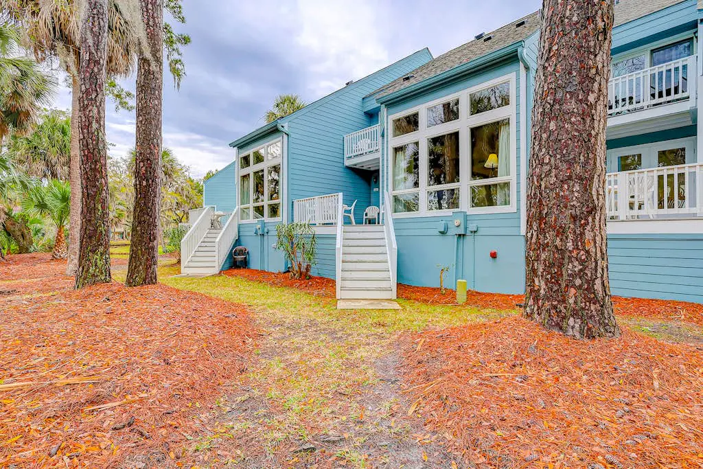 Coastal townhome with riverfront views, deck, & W/D - pool and athletic courts