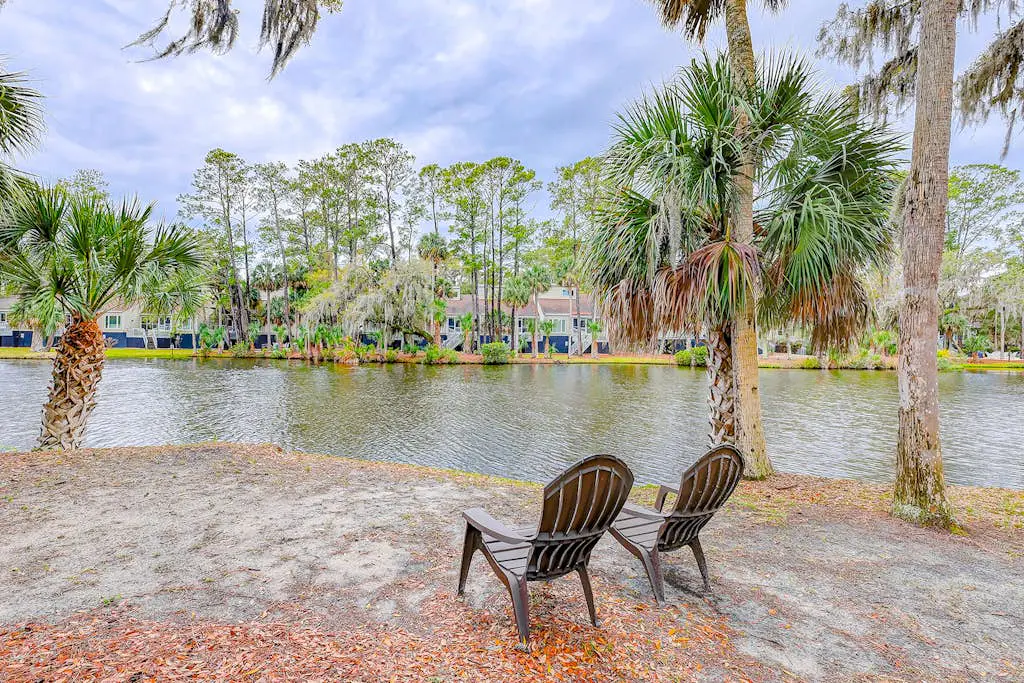 Coastal townhome with riverfront views, deck, & W/D - pool and athletic courts