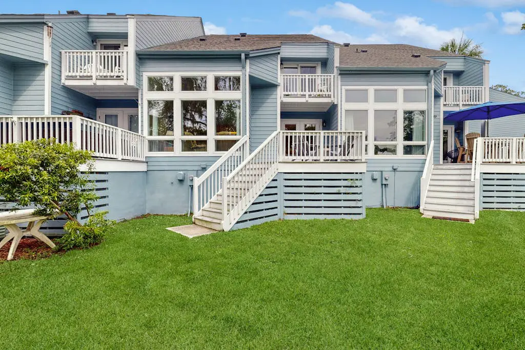 Waterfront townhome with pool, gym and tennis access, W/D, & central AC