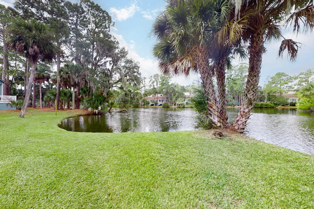 Waterfront townhome with pool, gym and tennis access, W/D, & central AC