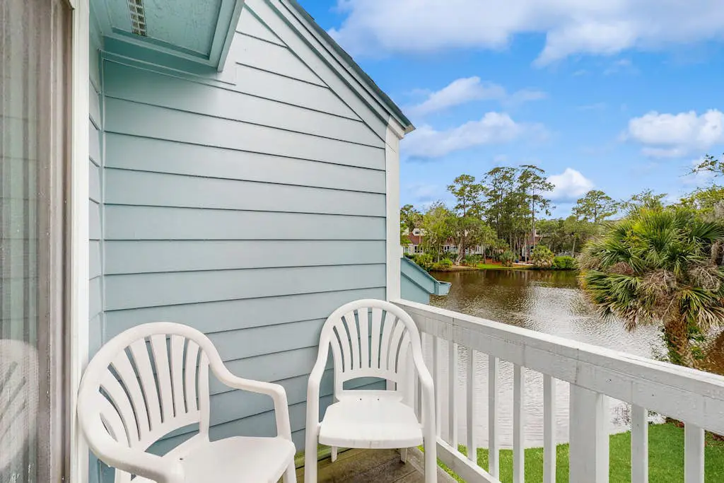 Waterfront townhome with pool, gym and tennis access, W/D, & central AC