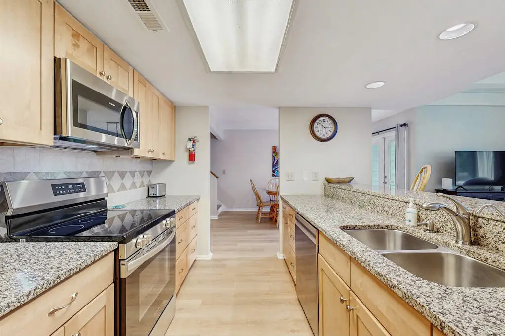 Waterfront townhome with pool, gym and tennis access, W/D, & central AC