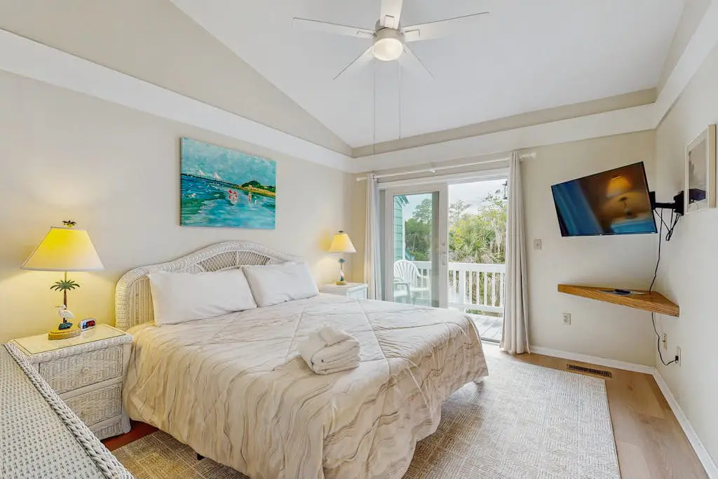 Waterfront townhome with pool, gym and tennis access, W/D, & central AC