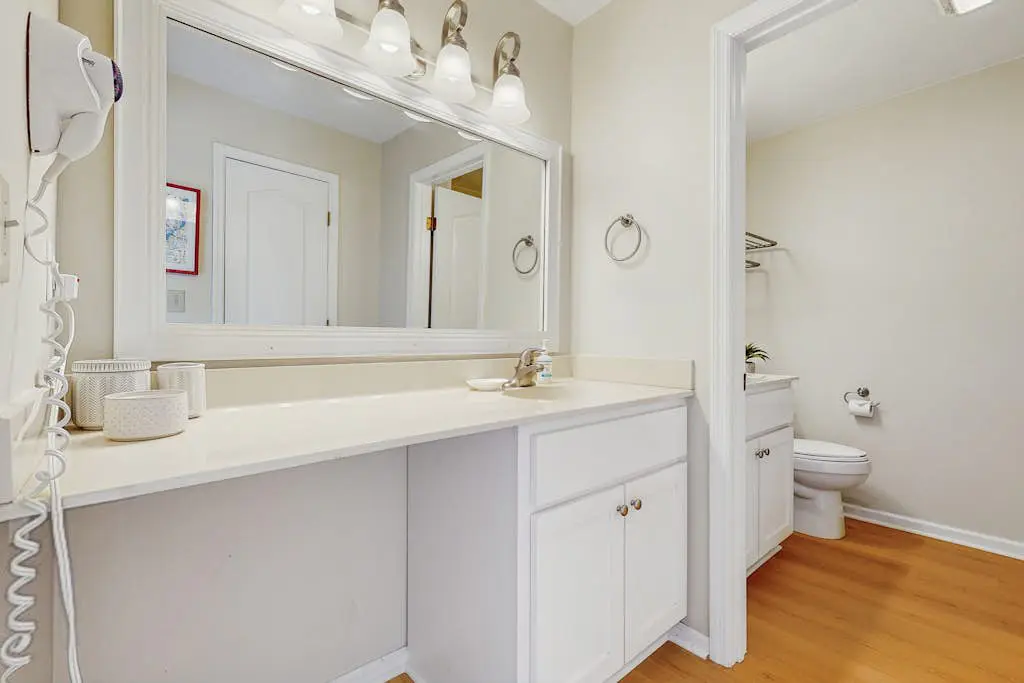 Waterfront townhome with pool, gym and tennis access, W/D, & central AC