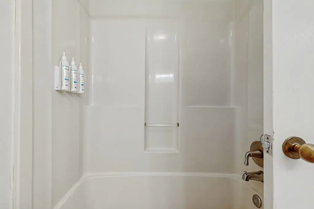 Waterfront townhome with pool, gym and tennis access, W/D, & central AC