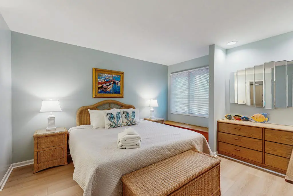 Waterfront townhome with pool, gym and tennis access, W/D, & central AC