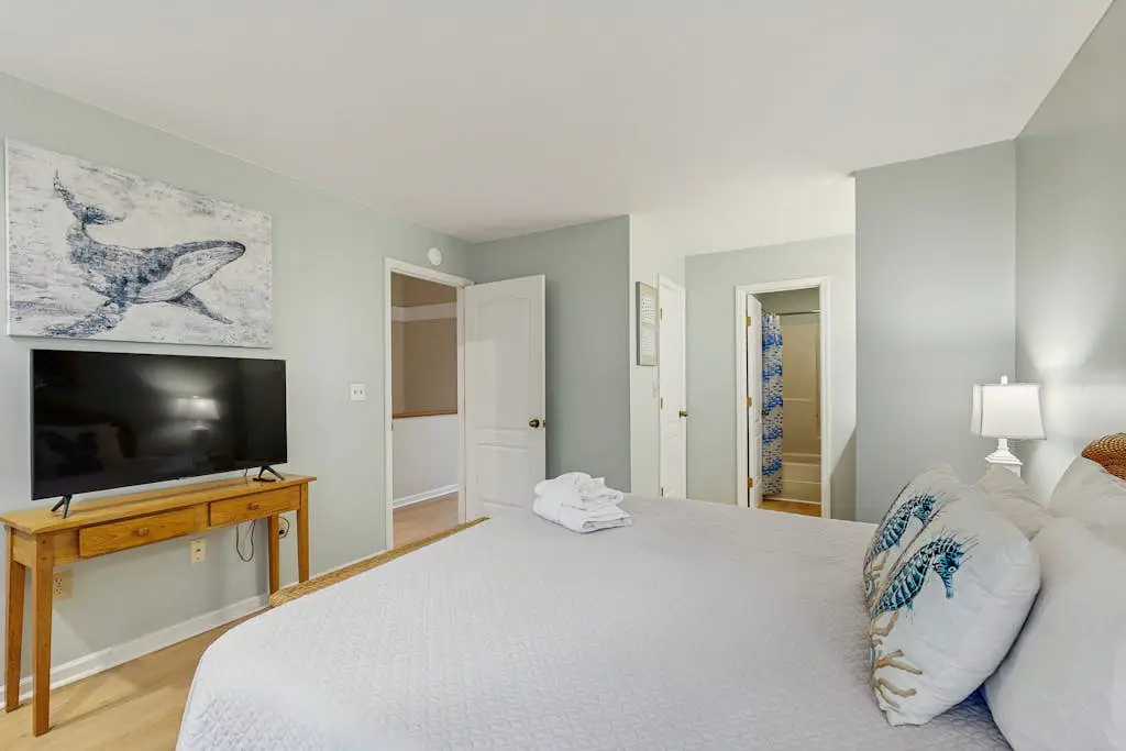 Waterfront townhome with pool, gym and tennis access, W/D, & central AC