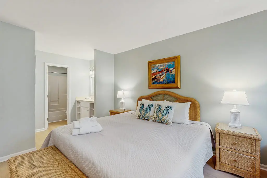 Waterfront townhome with pool, gym and tennis access, W/D, & central AC