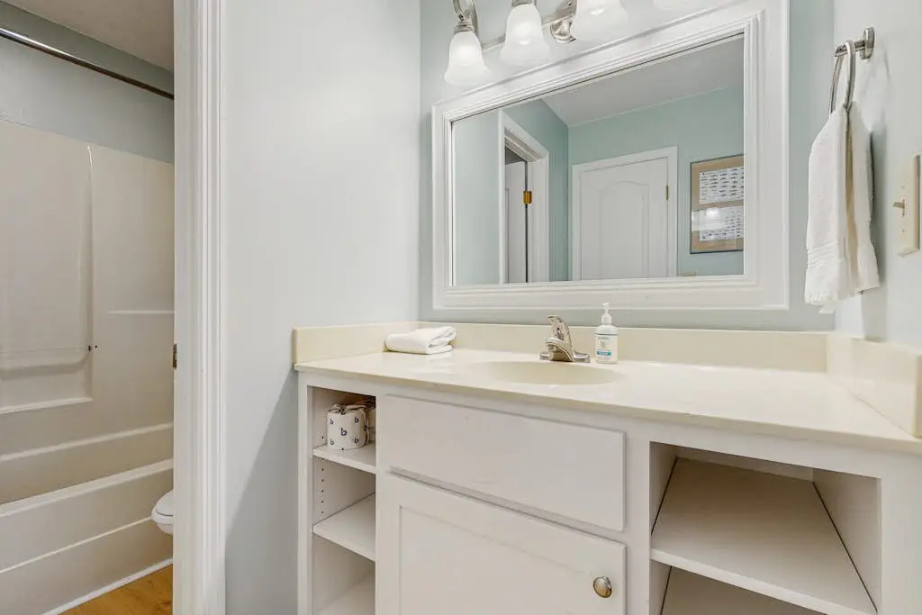 Waterfront townhome with pool, gym and tennis access, W/D, & central AC