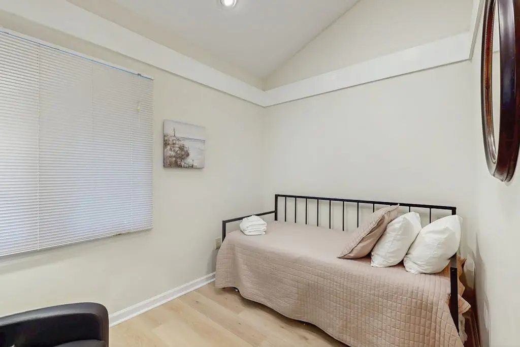 Waterfront townhome with pool, gym and tennis access, W/D, & central AC