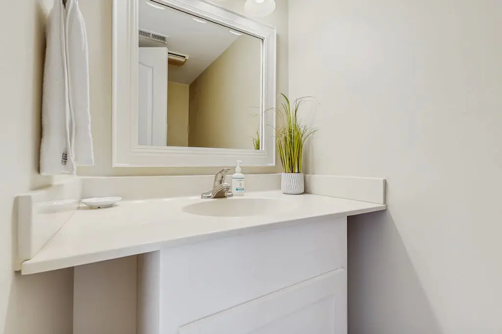 Waterfront townhome with pool, gym and tennis access, W/D, & central AC