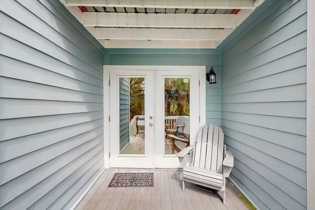 Waterfront townhome with pool, gym and tennis access, W/D, & central AC