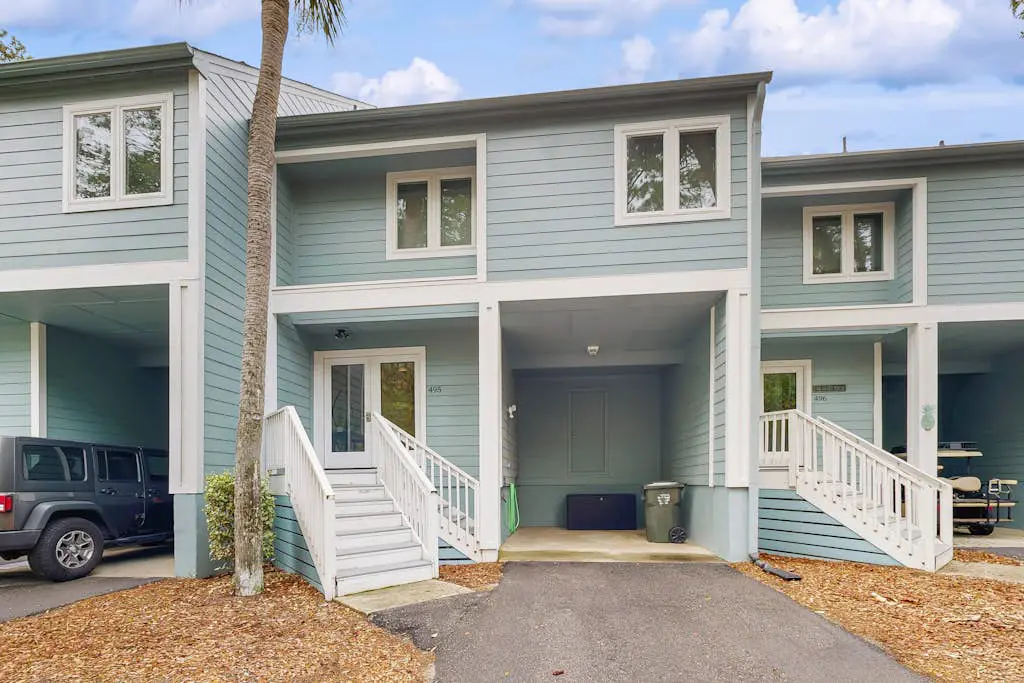 Waterfront townhome with pool, gym and tennis access, W/D, & central AC