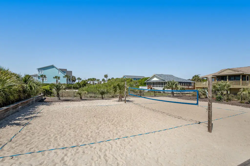 Waterfront townhome with pool, gym and tennis access, W/D, & central AC