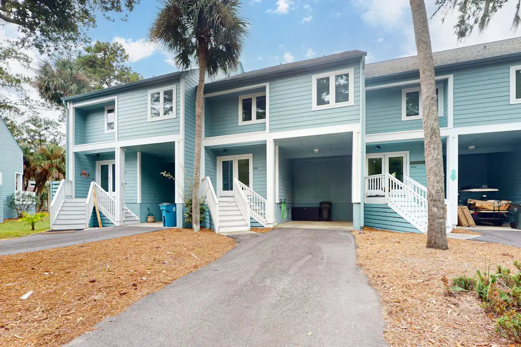 Waterfront townhome with pool, gym and tennis access, W/D, & central AC