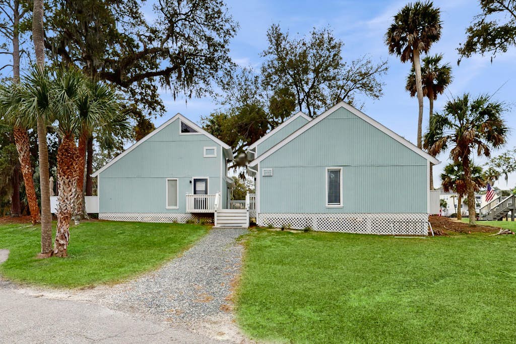 Charming & sun-filled studio with great patio & W/D - close to beach