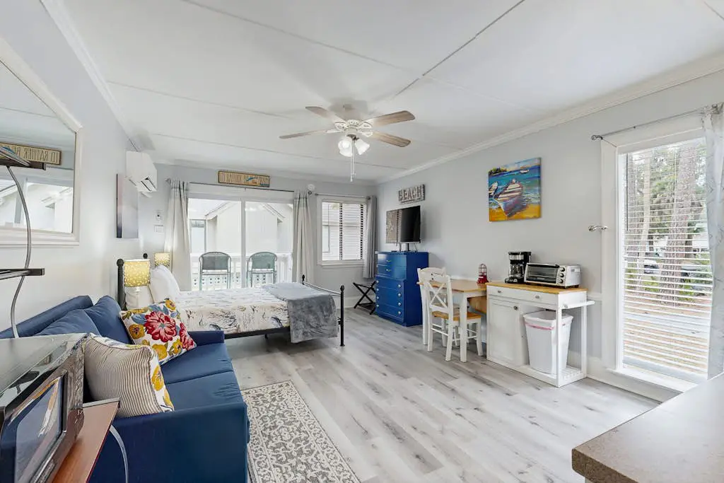 Charming & sun-filled studio with great patio & W/D - close to beach