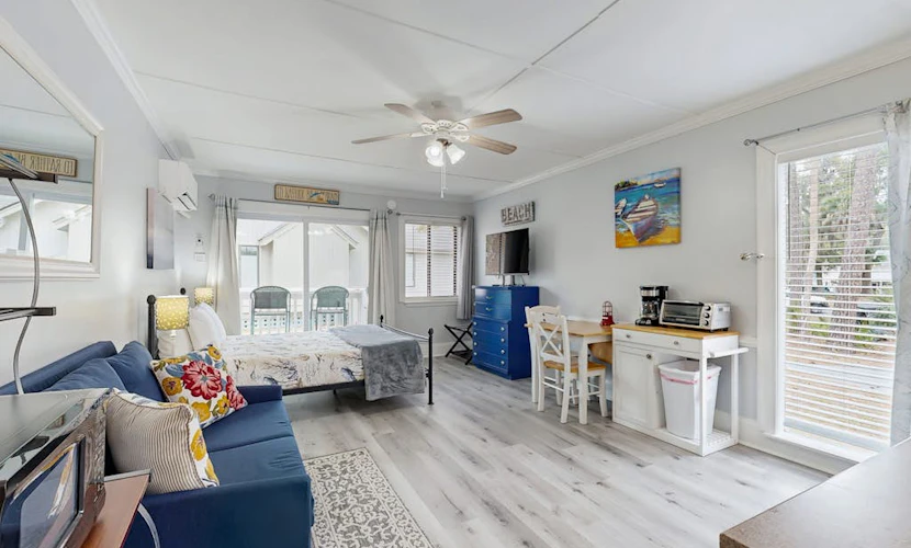 Charming & sun-filled studio with great patio & W/D - close to beach
