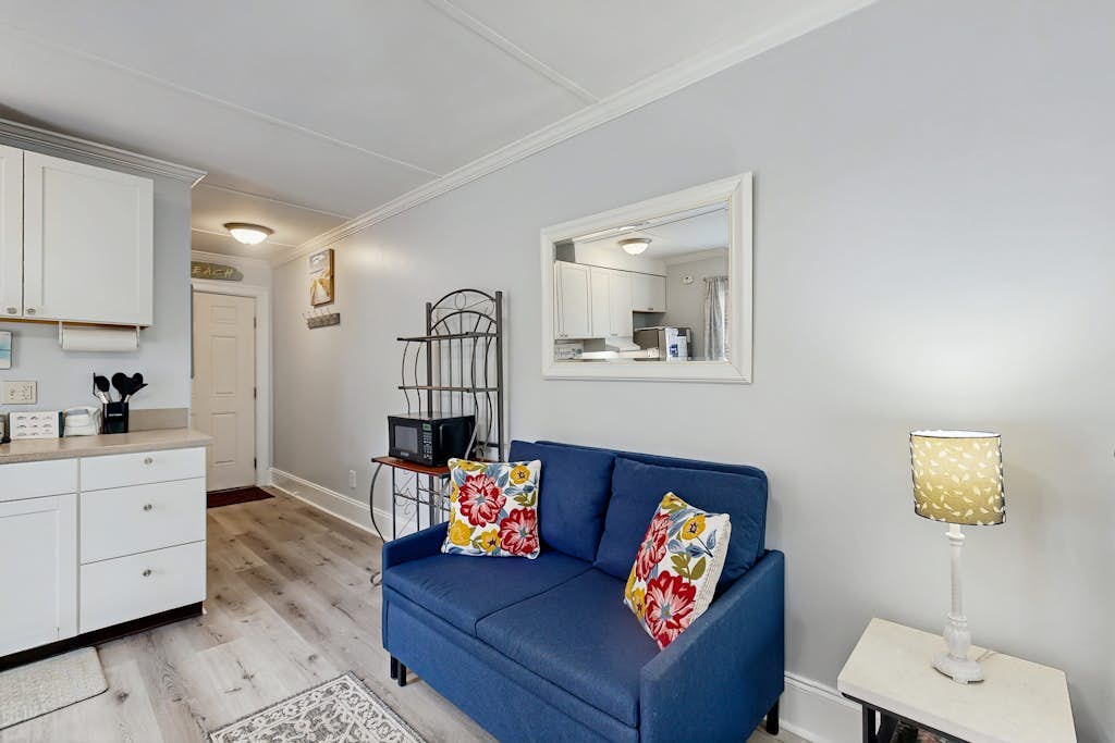 Charming & sun-filled studio with great patio & W/D - close to beach