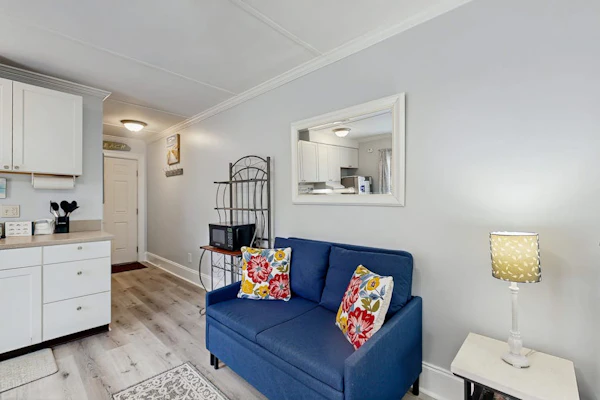 Charming & sun-filled studio with great patio & W/D - close to beach