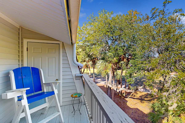 Golf-view condo with amenity pass to pool, tennis courts & more - dog-friendly