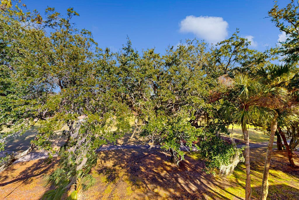 Golf-view condo with amenity pass to pool, tennis courts & more - dog-friendly