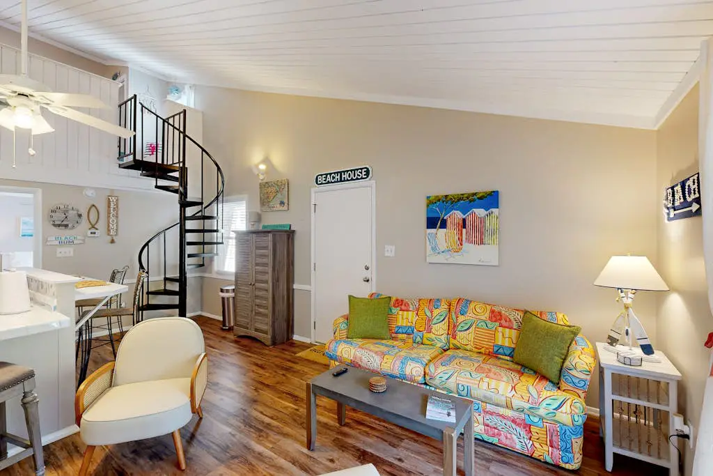 Golf-view condo with amenity pass to pool, tennis courts & more - dog-friendly