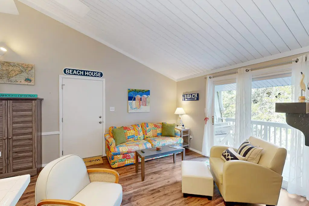 Golf-view condo with amenity pass to pool, tennis courts & more - dog-friendly