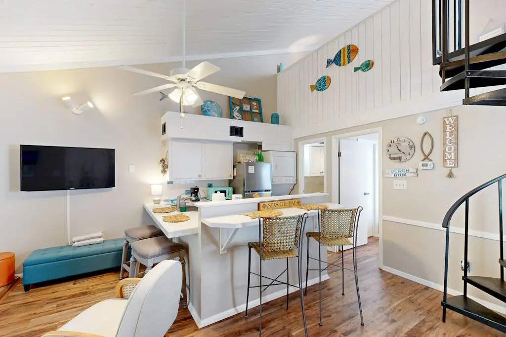 Golf-view condo with amenity pass to pool, tennis courts & more - dog-friendly