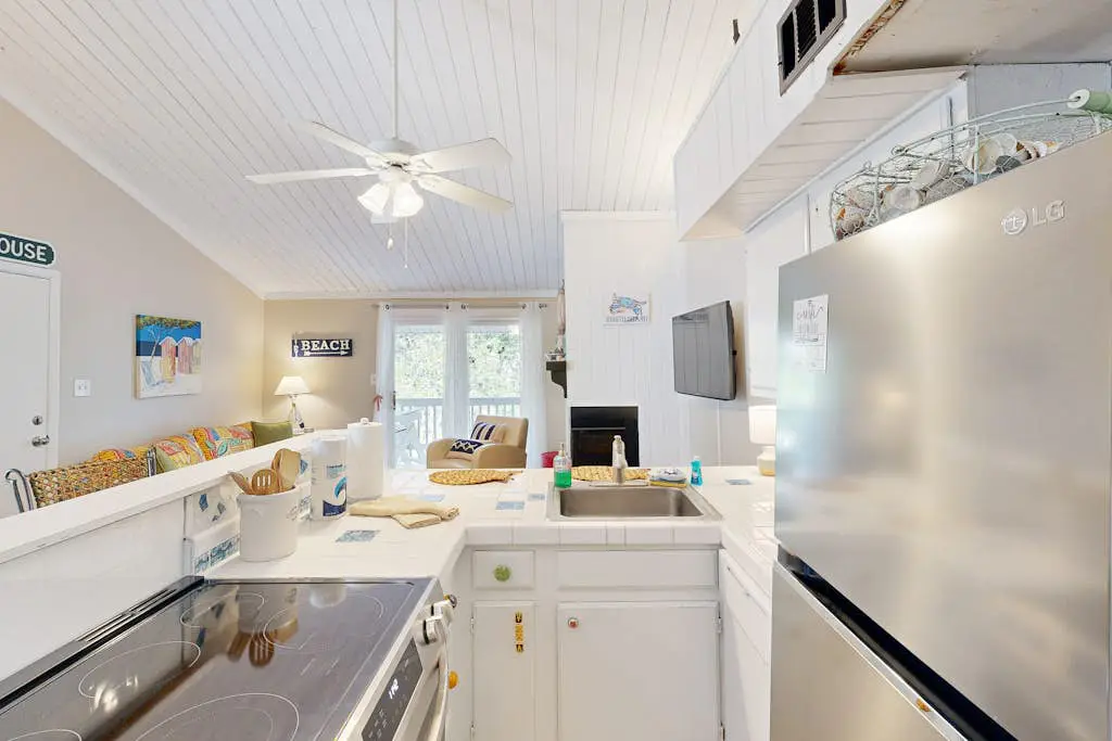 Golf-view condo with amenity pass to pool, tennis courts & more - dog-friendly