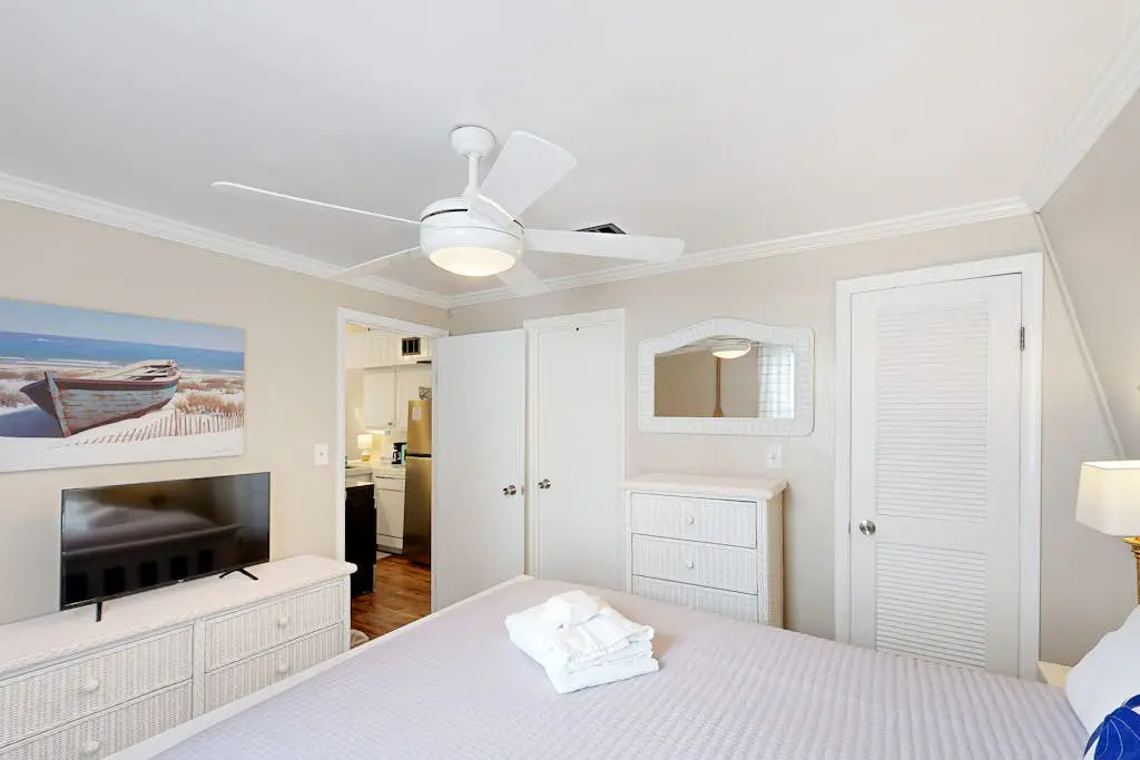 Golf-view condo with amenity pass to pool, tennis courts & more - dog-friendly