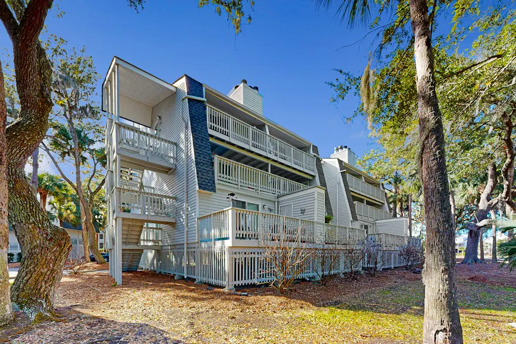 Golf-view condo with amenity pass to pool, tennis courts & more - dog-friendly