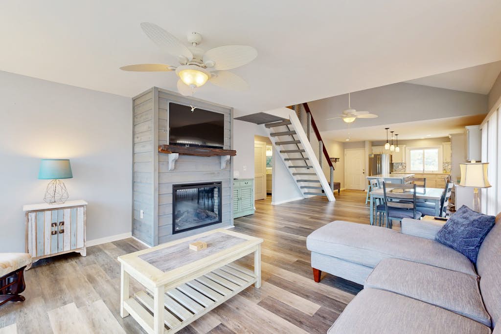 Coastal retreat with fireplace, AC, grill, lagoon views and close to beach