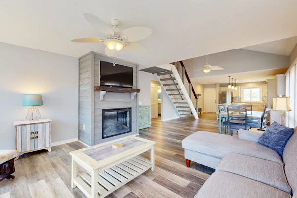 Coastal retreat with fireplace, AC, grill, lagoon views and close to beach