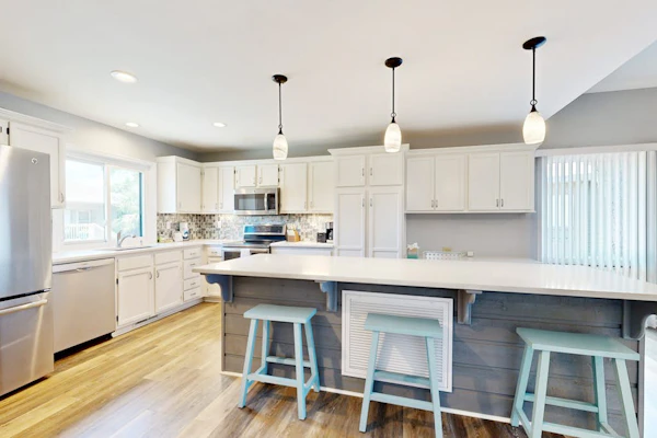 Coastal retreat with fireplace, AC, grill, lagoon views and close to beach