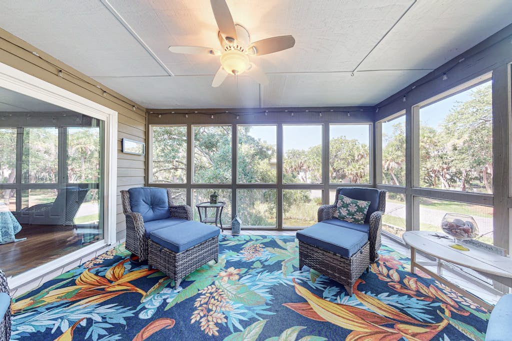 Beautiful Villa with screened in patio with perfect location