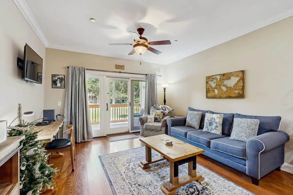 Golf course-front condo with private balcony and minutes from beach