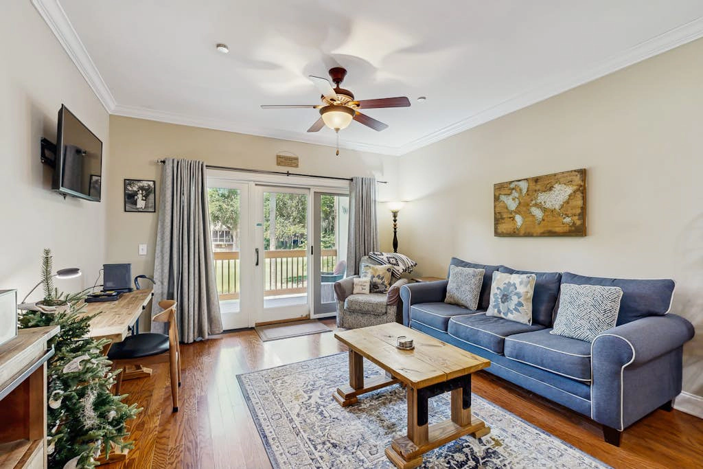 Golf course-front condo with private balcony and minutes from beach