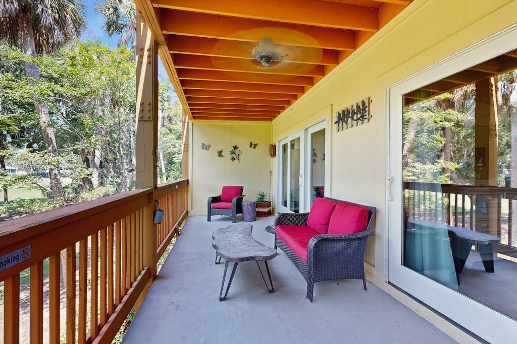 Golf course-front condo with private balcony and minutes from beach